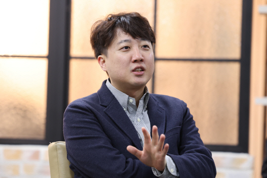가칭 '개혁신당' 창당을 선언한 이준석 전 국민의힘 대표가 서울 종로구 연합뉴스 본사에서 기자와 인터뷰하고 있다. 연합뉴스